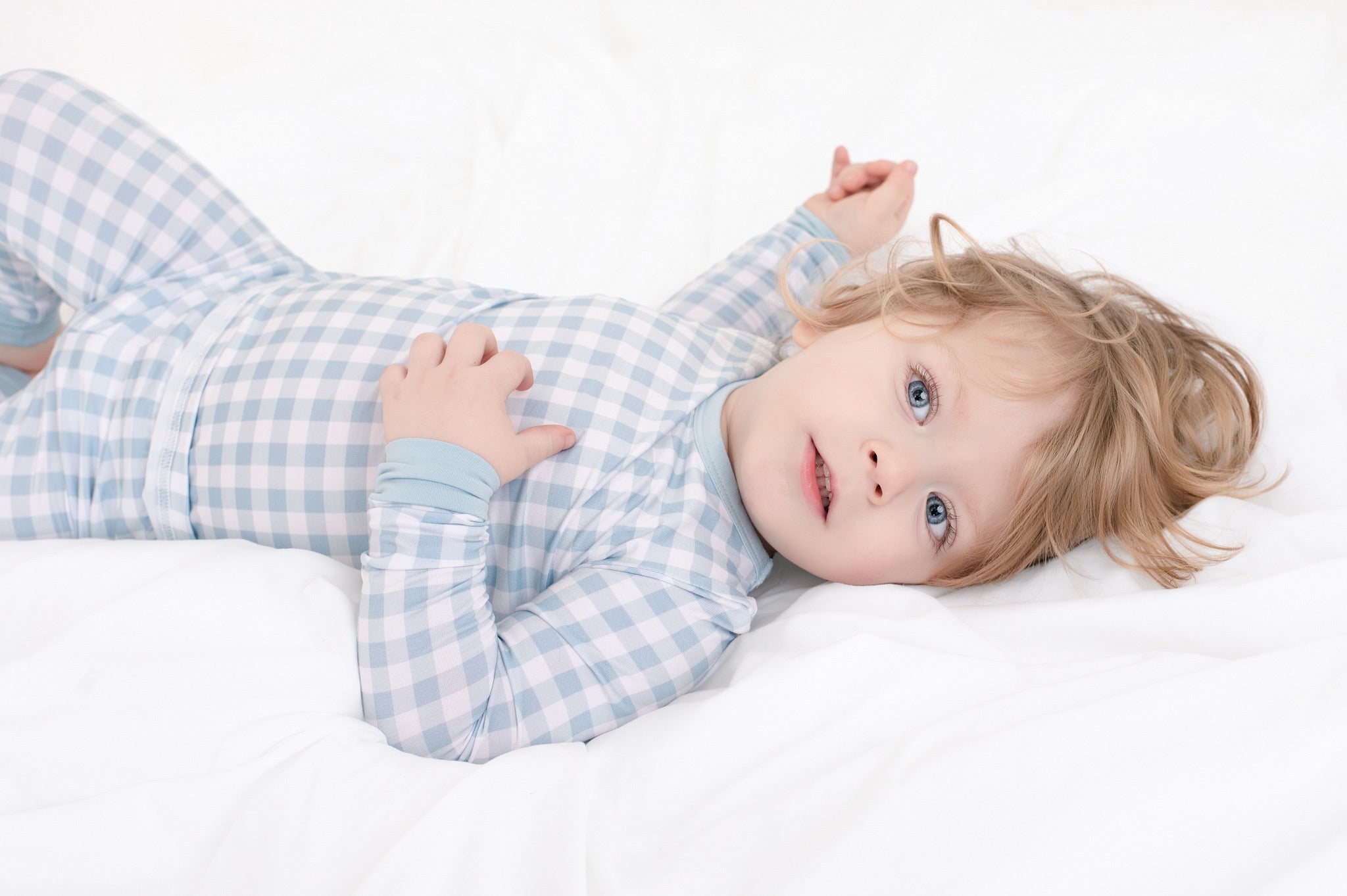 Blue gingham pyjamassett