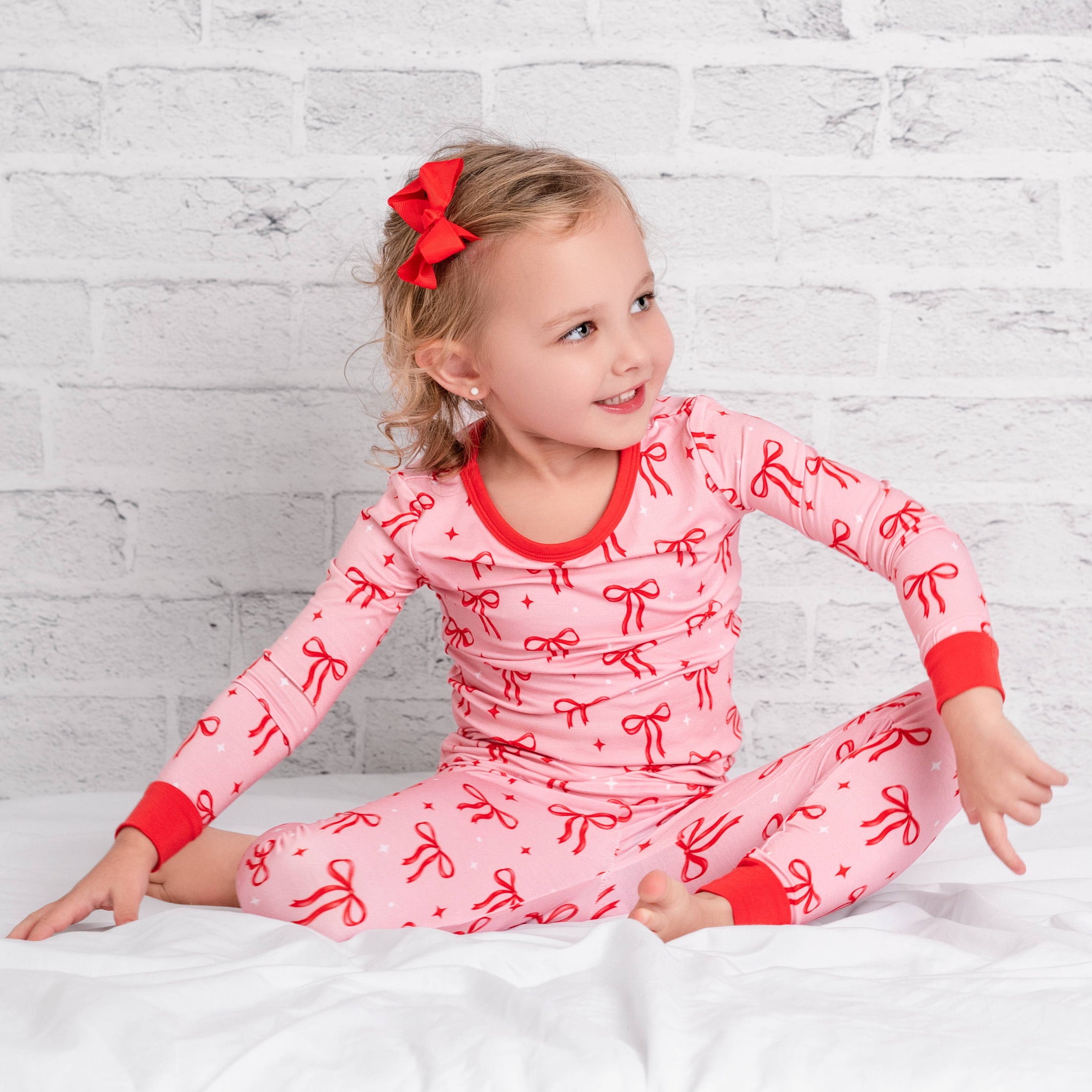 Røde sløyfer pyjamassett